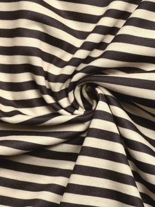 Gros plan sur la texture du tissu tricoté à rayures noires et blanches et sa douceur