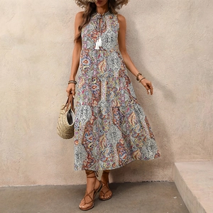 Robe longue élégante sans manches à imprimé cachemire avec col à glands et volants