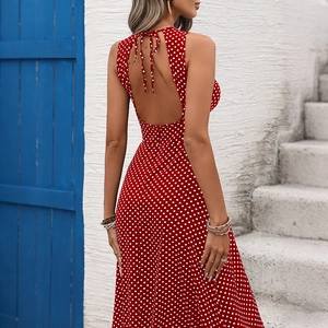 Détail de robe rouge à pois avec dos nu licou et nœud élégant au cou style vintage