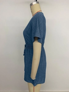 Vue latérale détaillée du tissu en lin bleu et de la taille élastiquée de la combinaison