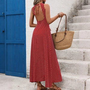 Détail du dos nu élégant avec nœud sur cette robe longue rouge à pois blancs