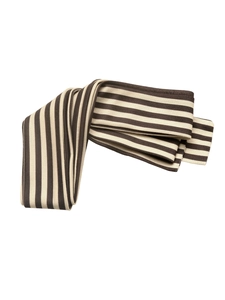 Vue détaillée de la texture en maille rayée marron foncé et blanc cassé et matière douce