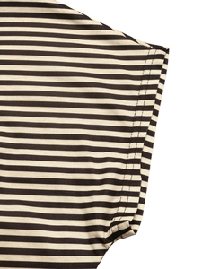 Gros plan d'un tricot à rayures horizontales montrant la couture précise de la manche