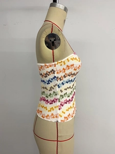Vue détaillée du crop top bustier au crochet avec fleurs colorées et lien rouge