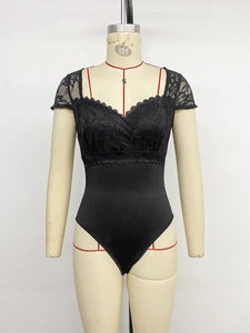 Dettaglio del body in pizzo nero con scollo a V profondo e ricami floreali sulla parte superiore