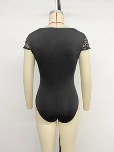 Dettaglio della manica in pizzo nero elegante e del taglio aderente del body estivo