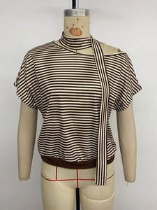 Détail de l'encolure asymétrique et des rubans sur le T-shirt d'été à rayures pour femme
