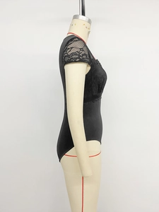 Dettaglio del body nero con eleganti maniche in pizzo floreale e design aderente slim