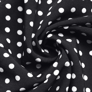 Gros plan sur le tissu en mousseline à pois noirs et blancs avec texture drapée