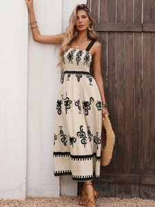 Detailansicht des gesmokten Mieders und des gestuften Rocks am böhmischen Sommerkleid