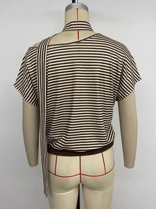 Détail de l'encolure asymétrique et du motif à rayures de ce haut décontracté pour femme