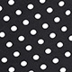 Gros plan sur l'élégant motif à pois blancs sur le tissu noir de haute qualité de la robe