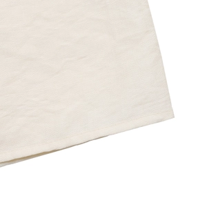 Gros plan détaillé sur le tissu texturé crème avec dentelle coquille et coutures nettes