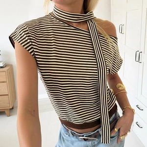 T-Shirt Rayé à Épaules Dénudées Asymétriques pour Femmes avec Cravate de Cou Haut Décontracté en Tricot Manches Courtes Brun Café