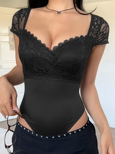 Dettaglio del pizzo a ciglia e della scollatura a V sul body nero in pizzo da donna