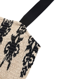 Detail der gesmokten elastischen Textur und schwarz-weißem Muster am Boho-Kleid