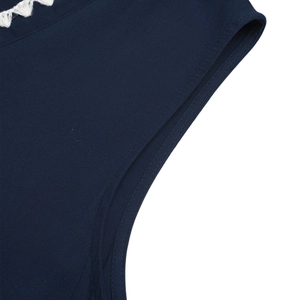 Détail de robe bleu marine avec bordure en dentelle zigzag blanche et tissu sergé