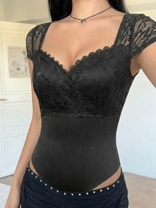 Dettaglio del bordo in pizzo sullo scollo a V e maniche corte del body nero elegante