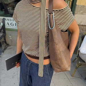 T-shirt femme rayé à col asymétrique et grand sac cabas marron effet peau de serpent