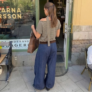Haut rayé à épaules dénudées pour femmes avec encolure asymétrique et pantalon en jean