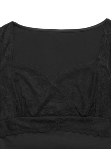 Dettaglio del body nero con scollo quadrato, pizzo sovrapposto e finiture a smerlo eleganti
