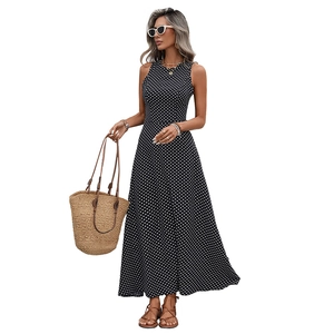 Robe longue élégante noire sans manches à pois avec taille ajustée pour les vacances d'été