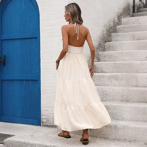 Élégante robe longue dos nu blanc crème avec jupe à volants étagés pour les vacances d'été