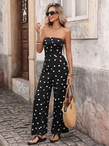 Détail d'une combinaison bustier à pois avec pantalon large et taille haute cintrée