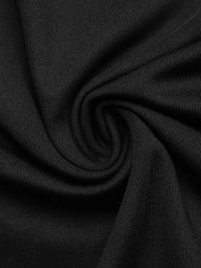 Dettaglio della trama del tessuto a maglia nera con drappeggio morbido e finitura lucida