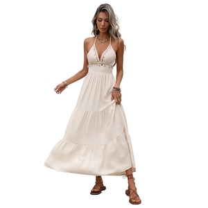 Robe longue bohème blanc cassé avec décolleté en V plongeant et détails de glands