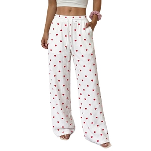 Pantaloni bianchi a gamba larga da donna con stampa a cuori rossi e coulisse in vita alta