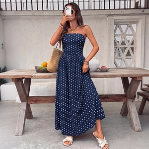 Robe longue bustier bleu marine à pois blancs avec taille haute et coupe évasée