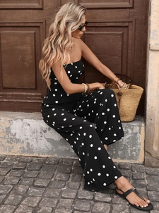 Détail d'une combinaison bustier noire à pois avec taille haute et jambe large