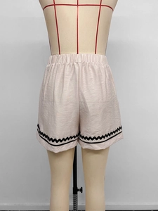Détail du short de sport à taille haute avec ceinture élastique et bordure ondulée