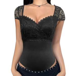 Elegante body in pizzo nero da donna con profondo scollo a V e dettagli in pizzo floreale