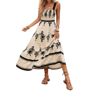 Boho-Maxikleid mit quadratischem Ausschnitt und Blumendruck auf weißem Rock