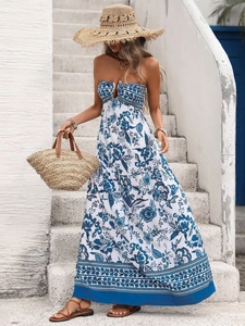 Détail d'une robe longue bohème à fleurs bleues et imprimé tropical pour les vacances