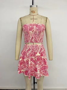 Détail du haut bandeau rouge à motif paisley et jupe à volants pour femme