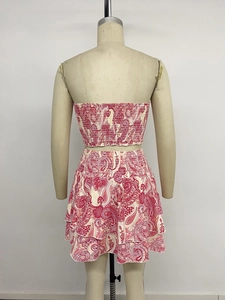 Détail d'un ensemble caraco froncé à motif paisley et jupe à volants rouge