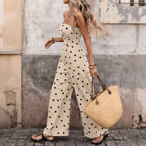 Détail de la combinaison beige à pois sans bretelles avec jambe large et sac en paille