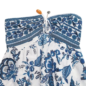 Détail de robe bustier bohème à fleurs avec encolure élastique et perle d'ambre décorative