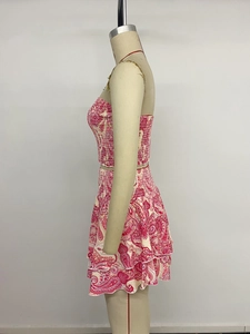 Détail de l'ensemble haut bustier smocké et jupe à volants avec imprimé cachemire