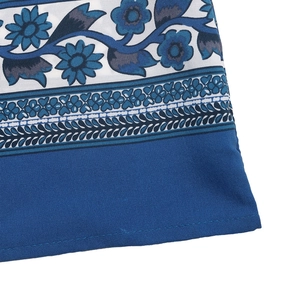 Détail de l'ourlet de robe bohème avec motifs floraux ethniques et coutures de qualité