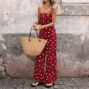 Détail de la combinaison bustier rétro rouge à pois blancs avec jambe large et taille haute