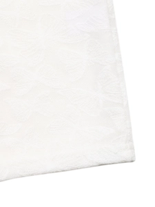 Vue macro détaillée du tissu textile blanc avec texture jacquard papillon en relief