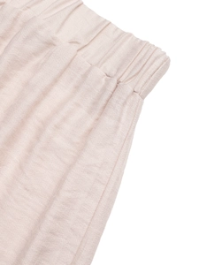 Détail rapproché du short de sport rose clair avec taille élastique et texture du tissu