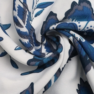 Détail macro du tissu à imprimé floral ethnique avec texture tissée et beau drapé