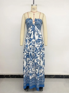 Détail de la robe longue à imprimé floral bleu et blanc avec buste plissé et bretelles