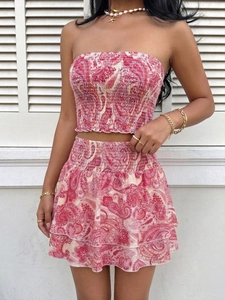 Détail d'un ensemble d'été rouge paisley avec haut bustier et jupe à volants étagés