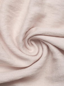 Gros plan sur un tricot en microfibre rose haute densité à la texture brossée douce